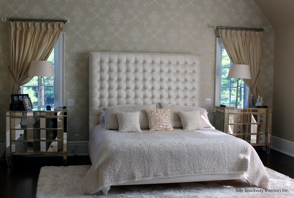Diseño de dormitorio principal romántico de tamaño medio sin chimenea con paredes beige y suelo de madera oscura