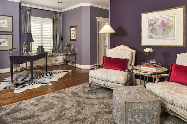 オースティンにあるトラディショナルスタイルのおしゃれな主寝室 (紫の壁、淡色無垢フローリング) のインテリア