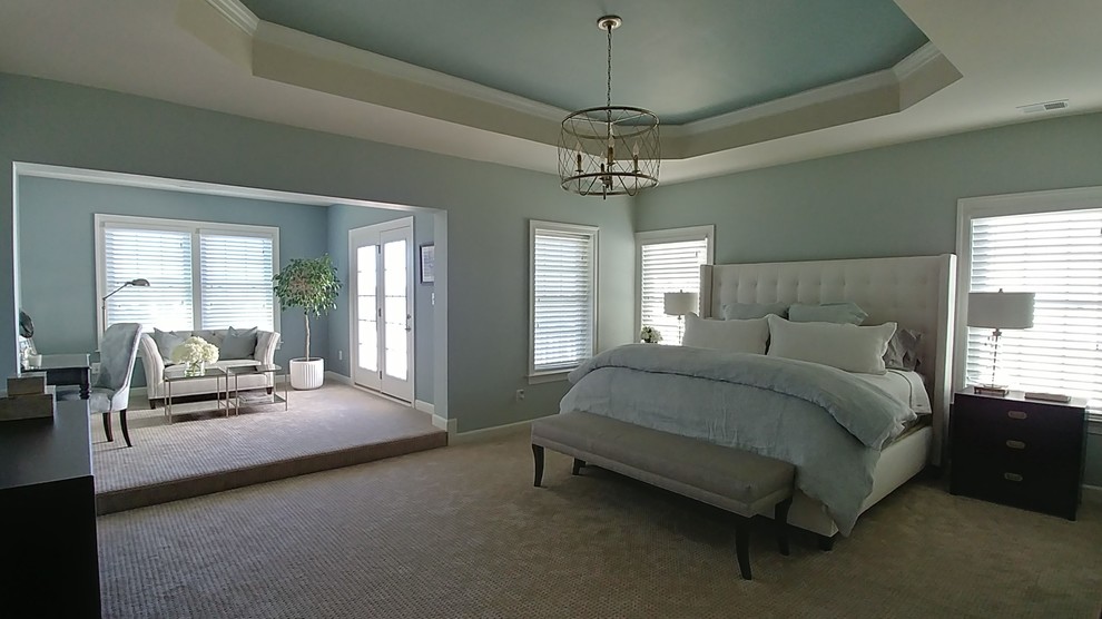 Cette photo montre une grande chambre chic avec un mur vert et un sol beige.