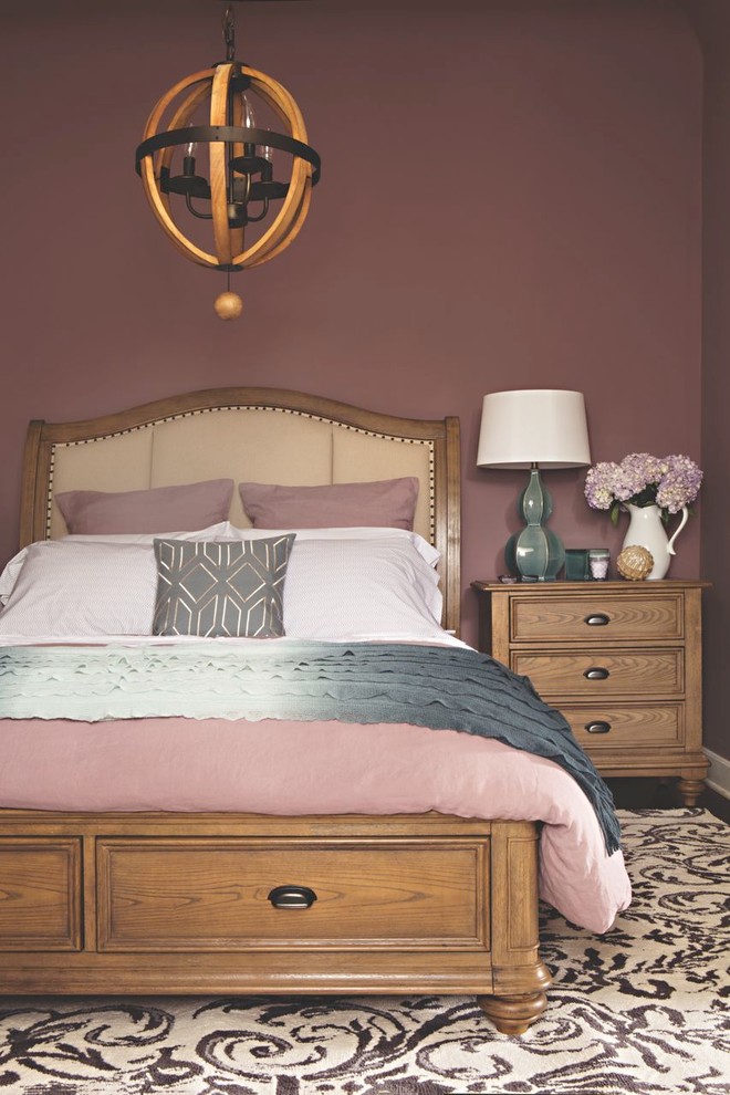 Foto de habitación de invitados clásica de tamaño medio sin chimenea con paredes púrpuras y suelo de madera oscura
