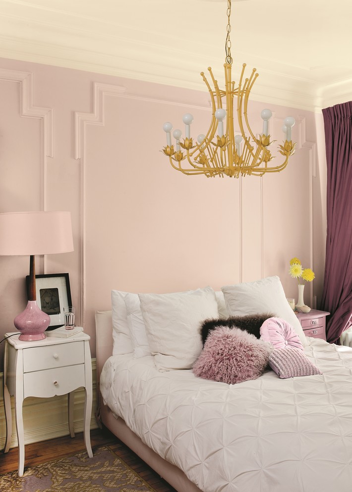 Exemple d'une chambre victorienne avec un mur rose.