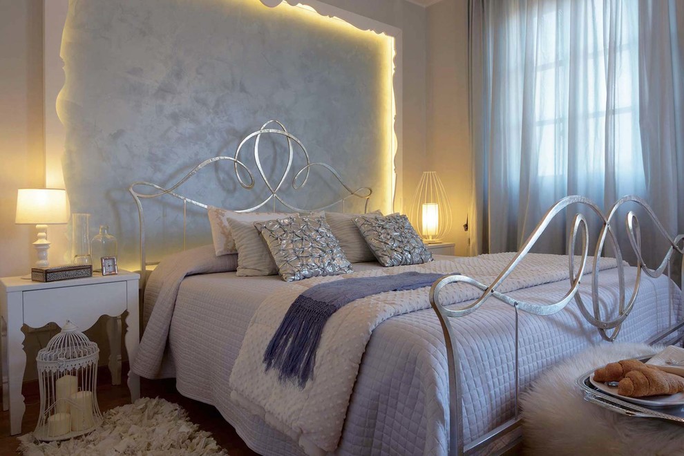 Свежая идея для дизайна: хозяйская спальня в стиле неоклассика (современная классика) - отличное фото интерьера