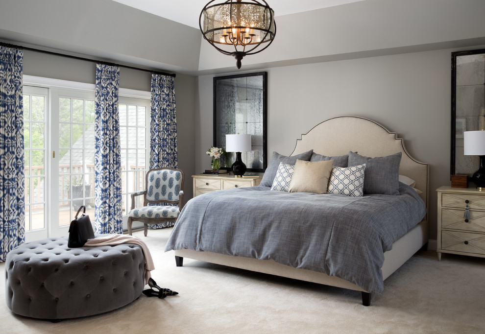 ワシントンD.C.にある広いトランジショナルスタイルのおしゃれな主寝室 (グレーの壁、カーペット敷き、暖炉なし、ベージュの床)