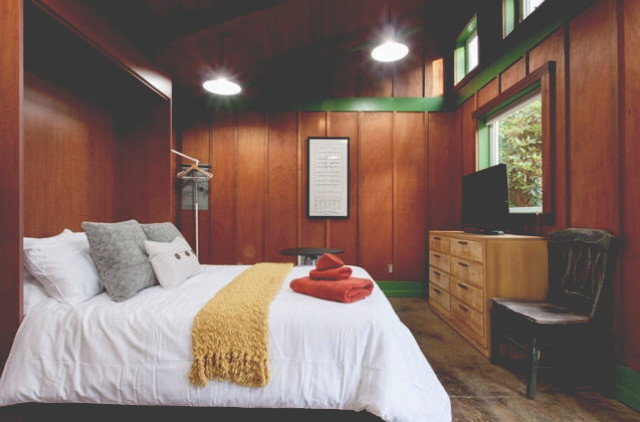 Пример оригинального дизайна: маленькая хозяйская спальня в стиле рустика с коричневыми стенами для на участке и в саду