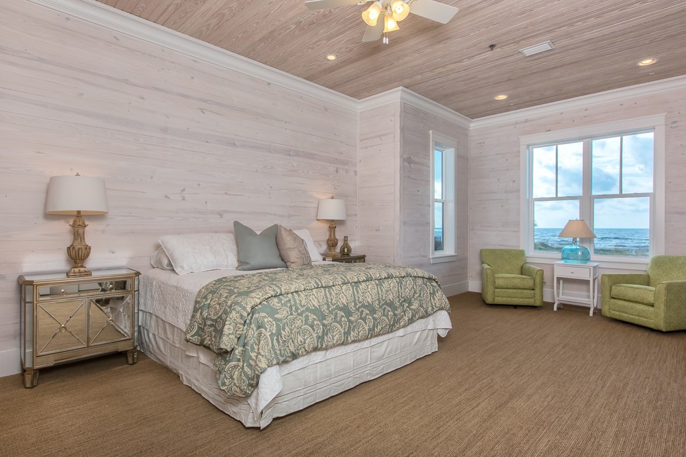 Modelo de dormitorio principal marinero grande sin chimenea con paredes beige y moqueta