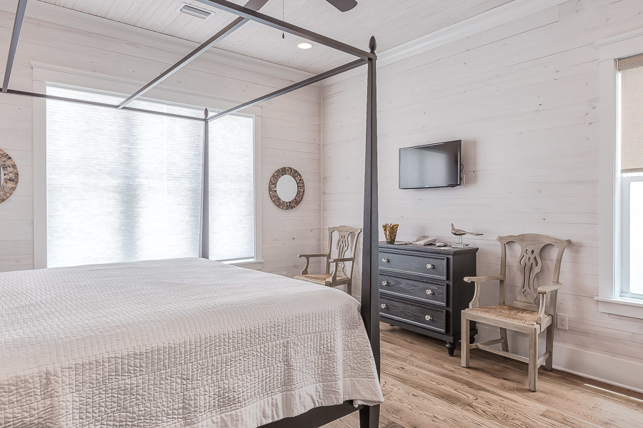 Mittelgroßes Maritimes Gästezimmer ohne Kamin mit beiger Wandfarbe und braunem Holzboden in Miami