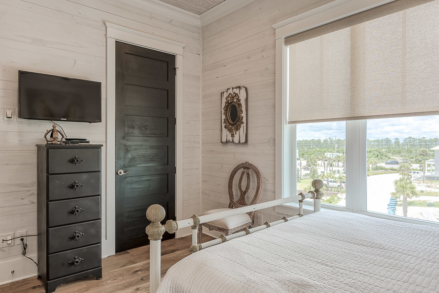 Immagine di una grande camera degli ospiti stile marino con pareti beige, pavimento in legno massello medio e nessun camino