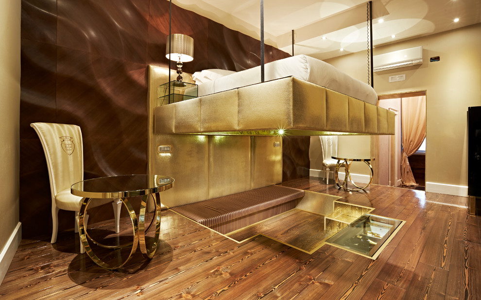 Idee per una camera matrimoniale contemporanea con pareti marroni, pavimento in legno massello medio e pavimento marrone