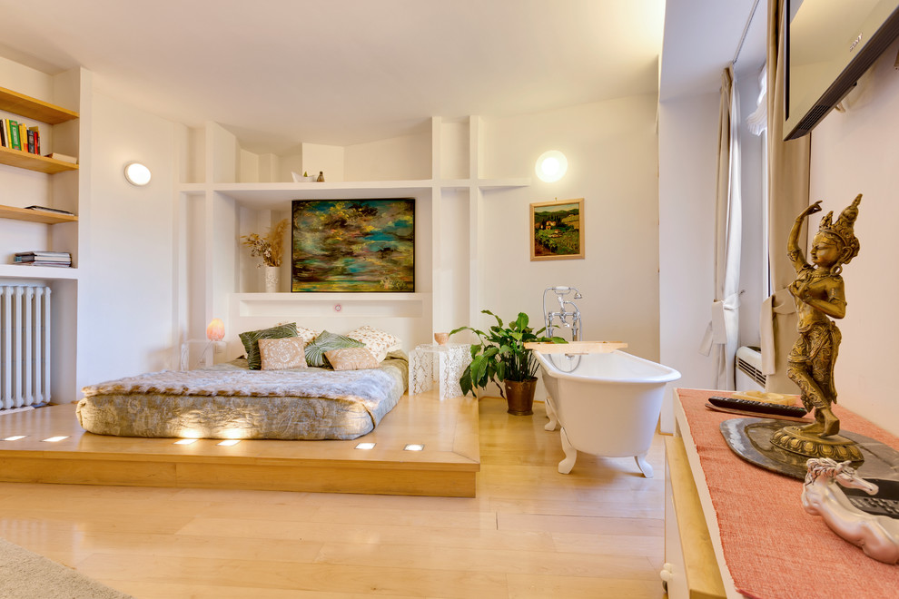 Diseño de dormitorio contemporáneo de tamaño medio con paredes blancas, suelo de madera clara y suelo beige