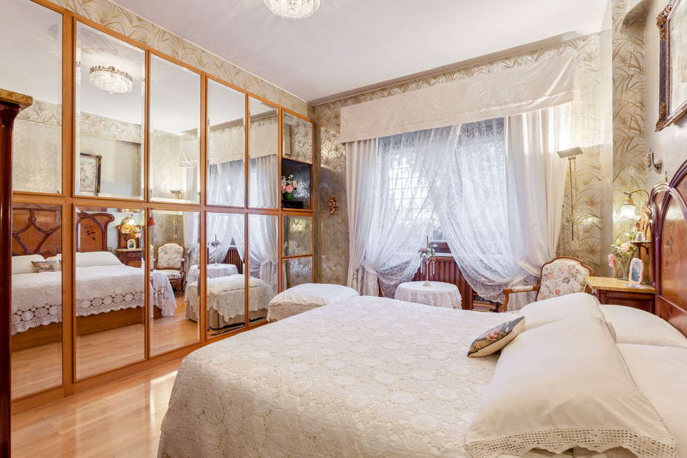 Immagine di una piccola camera matrimoniale chic con pareti multicolore, parquet chiaro e pavimento beige