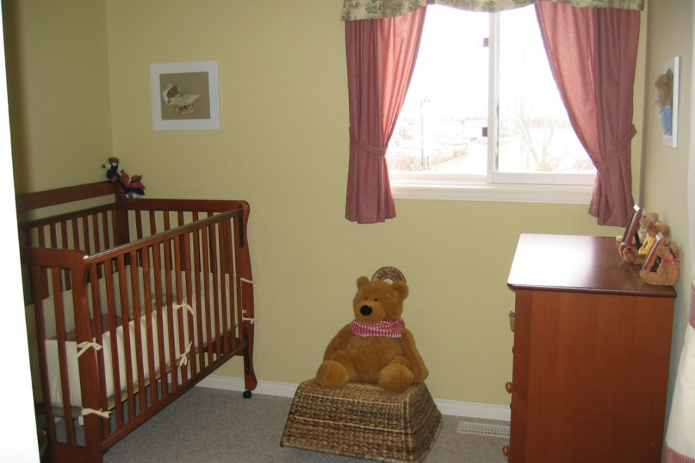 Cette image montre une chambre de bébé design.