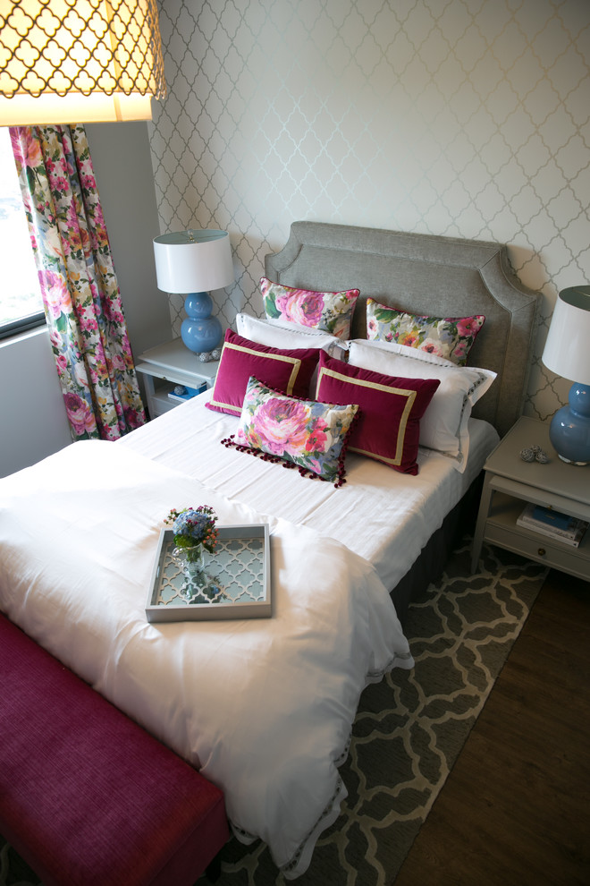 Идея дизайна: хозяйская спальня среднего размера в стиле неоклассика (современная классика) с серыми стенами, паркетным полом среднего тона и коричневым полом без камина