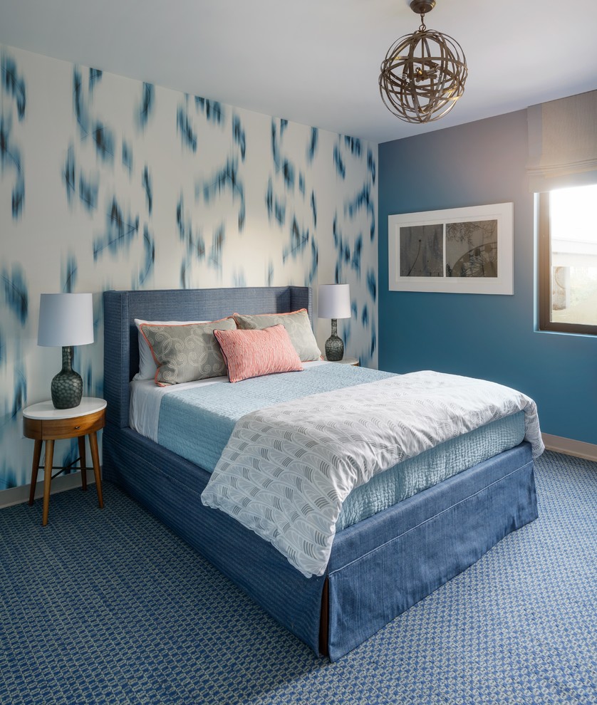 Modelo de habitación de invitados contemporánea de tamaño medio sin chimenea con paredes azules, moqueta y suelo azul