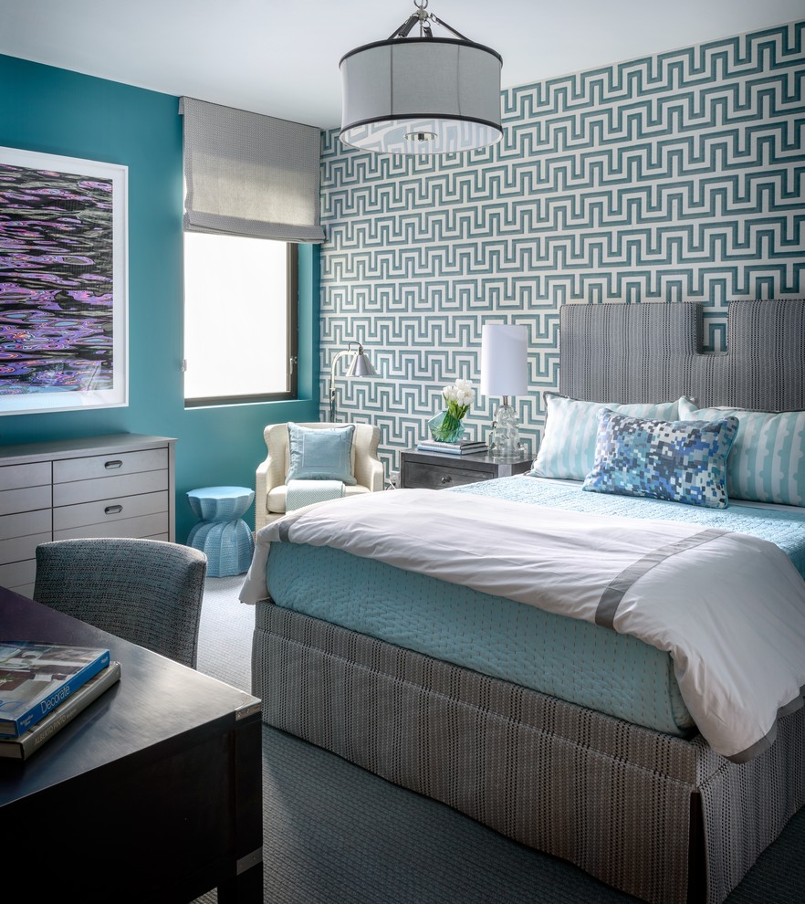 サンフランシスコにある中くらいなコンテンポラリースタイルのおしゃれな客用寝室 (青い壁、カーペット敷き、暖炉なし、青い床) のレイアウト