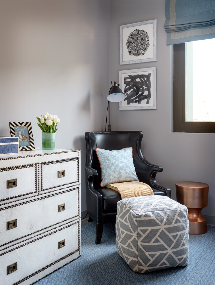 Пример оригинального дизайна: большая гостевая спальня (комната для гостей) в современном стиле с серыми стенами, ковровым покрытием и синим полом без камина