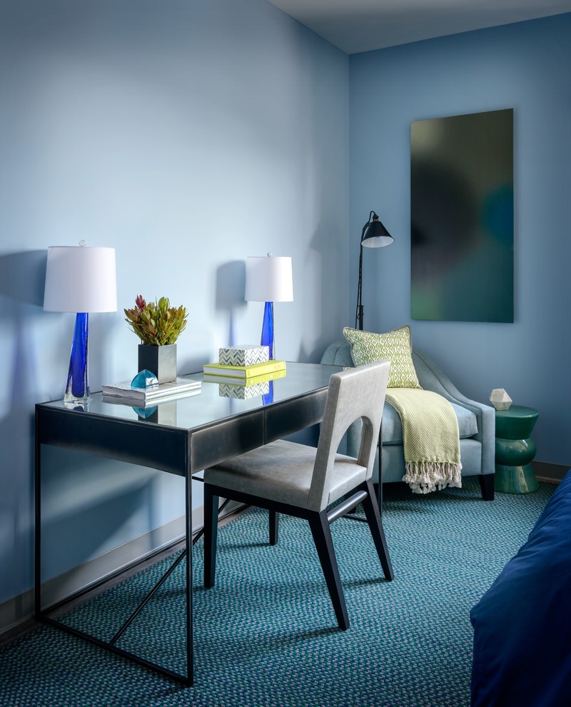 Diseño de habitación de invitados actual de tamaño medio sin chimenea con paredes azules, moqueta y suelo azul