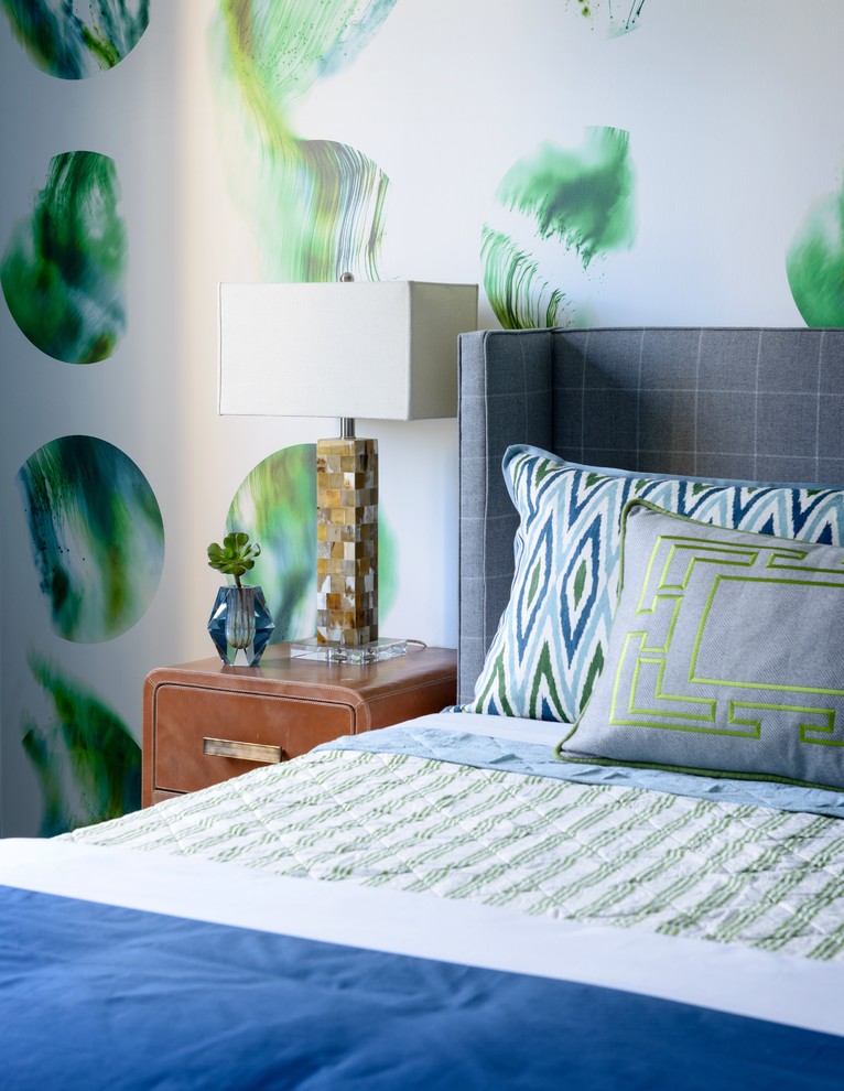 Пример оригинального дизайна: гостевая спальня среднего размера, (комната для гостей) в современном стиле с зелеными стенами, ковровым покрытием и синим полом без камина