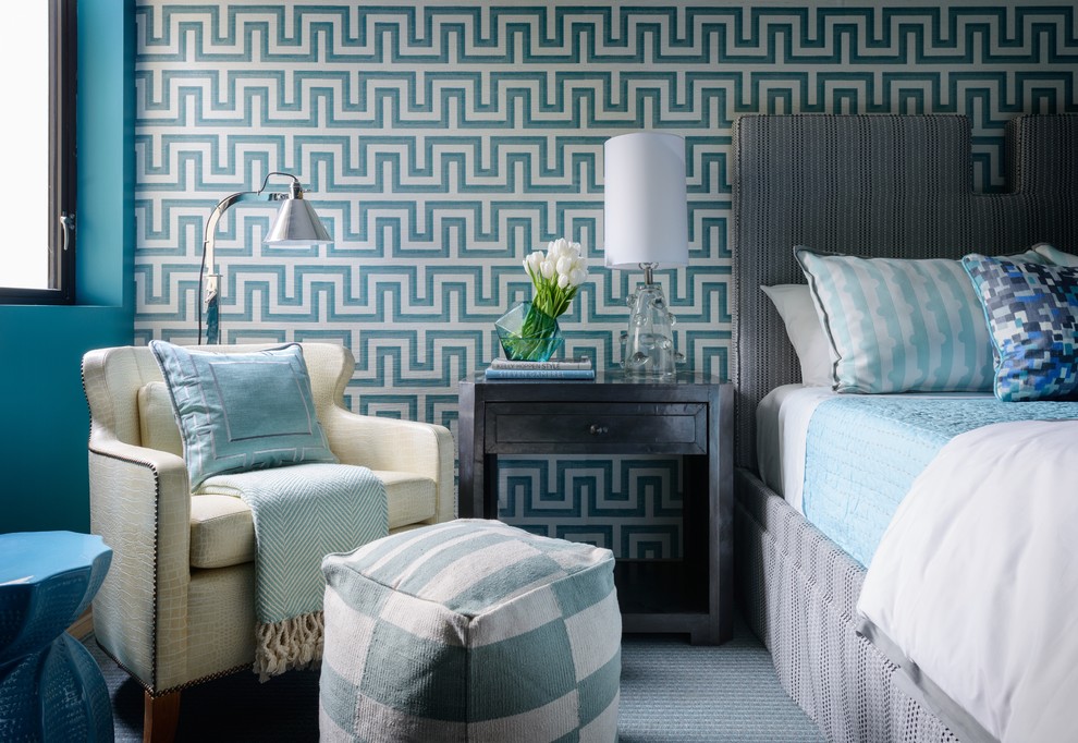 Diseño de habitación de invitados contemporánea de tamaño medio sin chimenea con paredes azules, moqueta y suelo azul