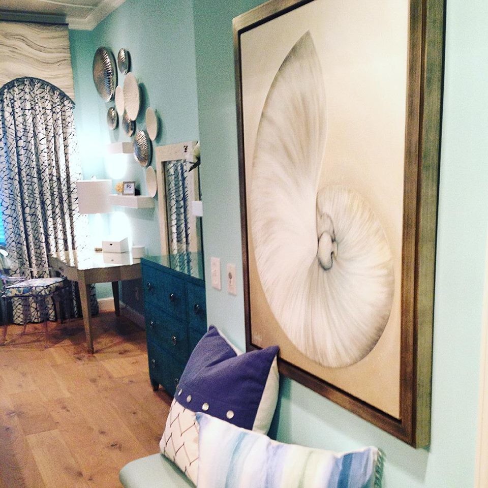 Diseño de habitación de invitados costera grande con paredes azules y suelo de madera clara