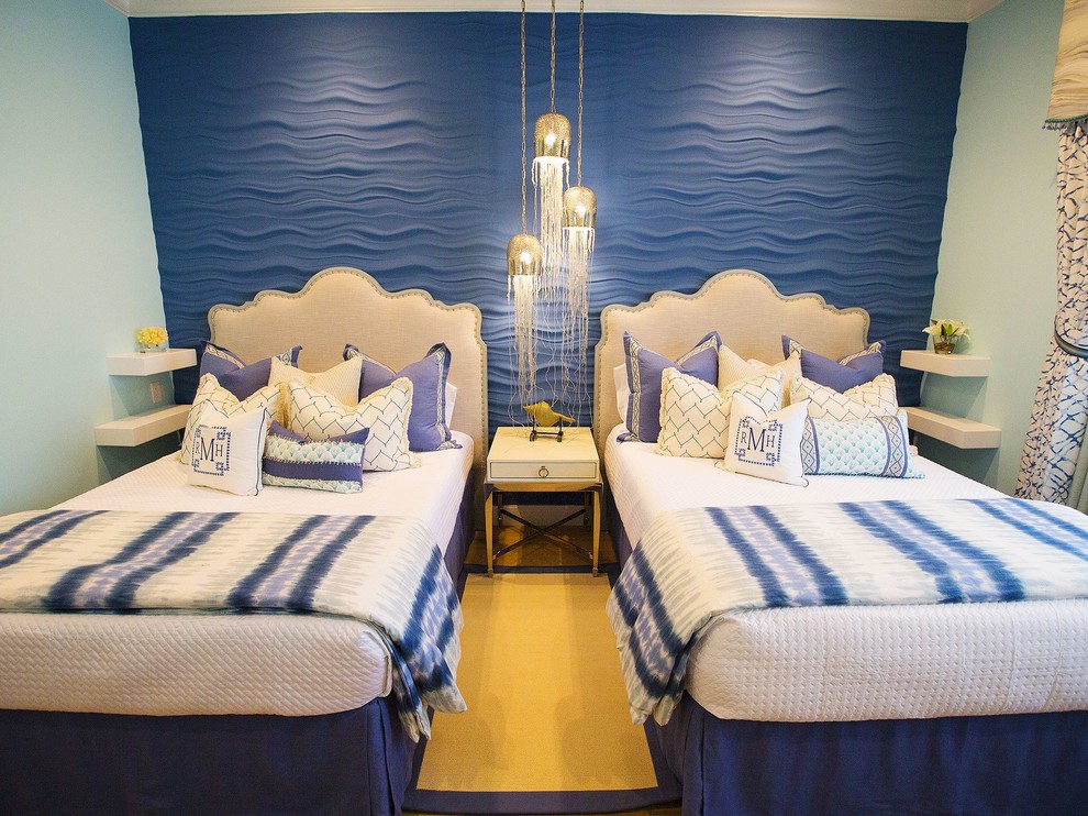 Großes Maritimes Gästezimmer mit blauer Wandfarbe und hellem Holzboden in Miami