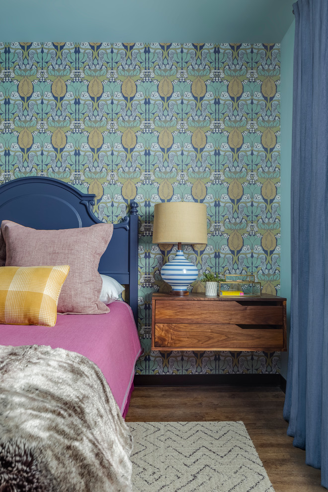 Свежая идея для дизайна: гостевая спальня среднего размера, (комната для гостей) в стиле фьюжн с синими стенами и темным паркетным полом - отличное фото интерьера