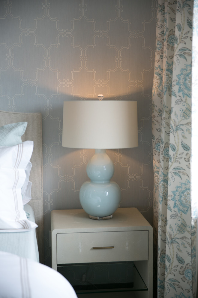 Imagen de dormitorio clásico renovado sin chimenea con paredes azules y suelo de madera en tonos medios
