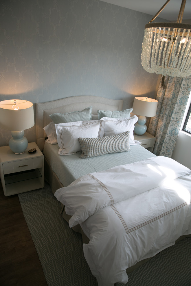 Источник вдохновения для домашнего уюта: гостевая спальня (комната для гостей), среднего размера в стиле неоклассика (современная классика) с синими стенами, темным паркетным полом и коричневым полом без камина