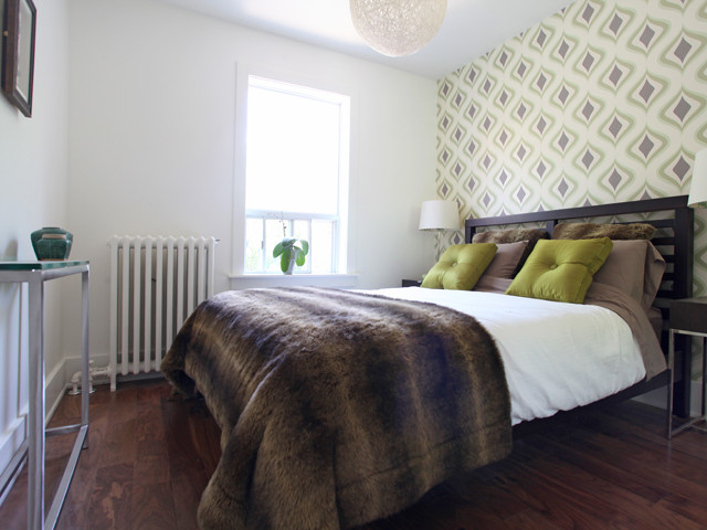 トロントにある小さなコンテンポラリースタイルのおしゃれな客用寝室 (白い壁、無垢フローリング、暖炉なし) のインテリア