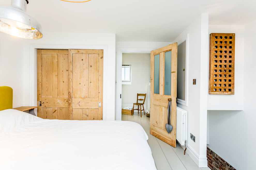 Bedroom - coastal bedroom idea in Hampshire