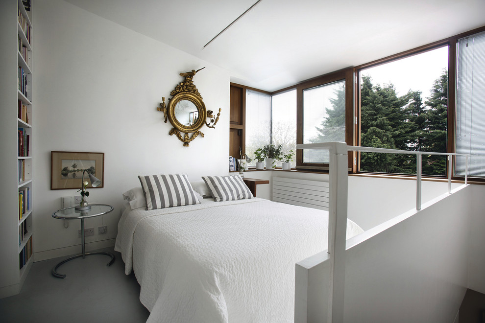 Стильный дизайн: хозяйская спальня среднего размера в современном стиле с белыми стенами, полом из винила и синим полом без камина - последний тренд