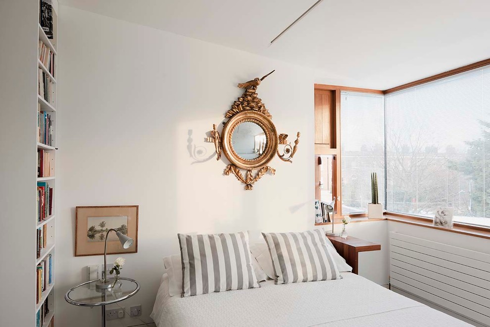 Ejemplo de dormitorio principal escandinavo de tamaño medio sin chimenea con paredes blancas, suelo vinílico y suelo azul