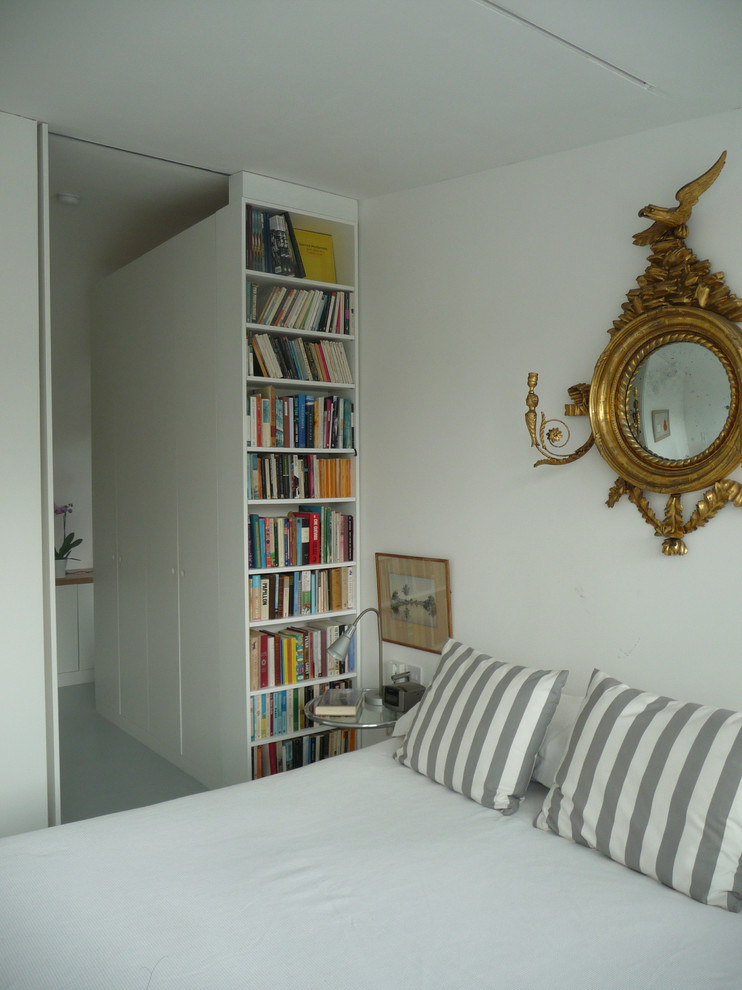 Свежая идея для дизайна: маленькая хозяйская спальня в современном стиле с белыми стенами, полом из винила и синим полом без камина для на участке и в саду - отличное фото интерьера