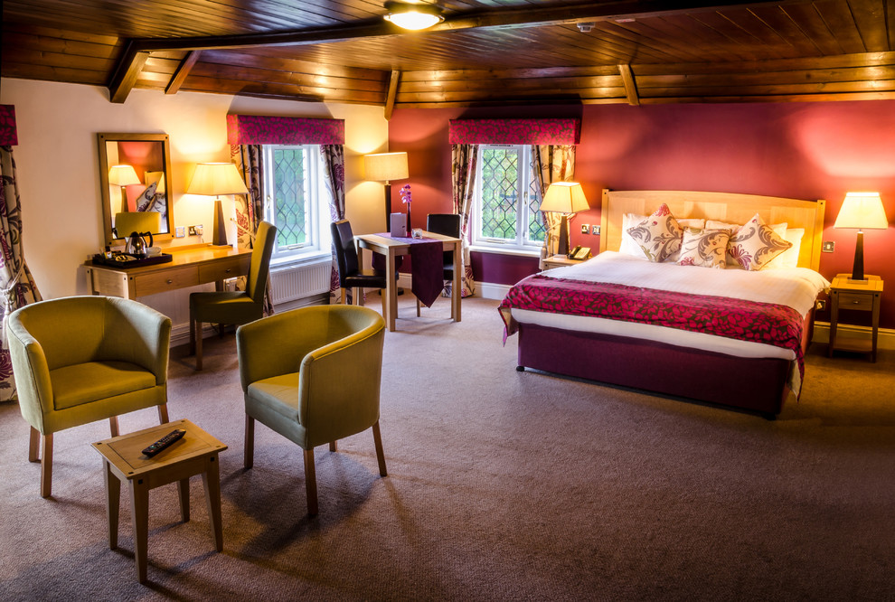 На фото: большая гостевая спальня (комната для гостей) в классическом стиле с ковровым покрытием и разноцветными стенами