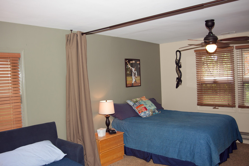 На фото: спальня в стиле модернизм с зонированием шторами с