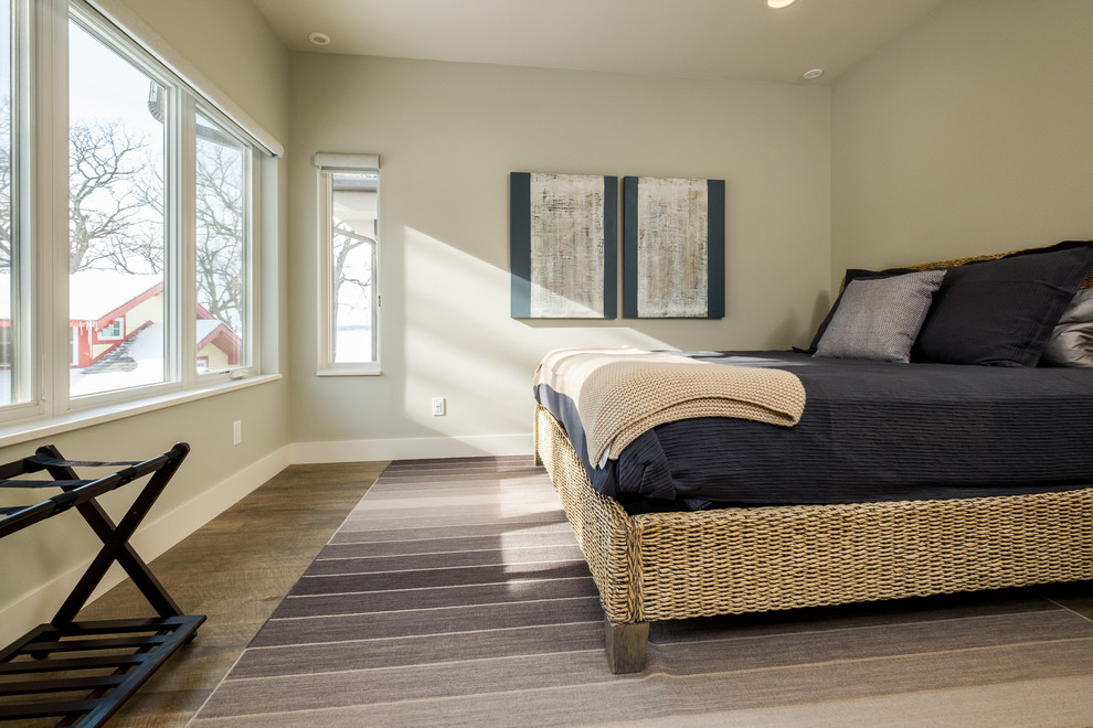 Modelo de habitación de invitados clásica renovada con suelo marrón, paredes beige y suelo de madera en tonos medios