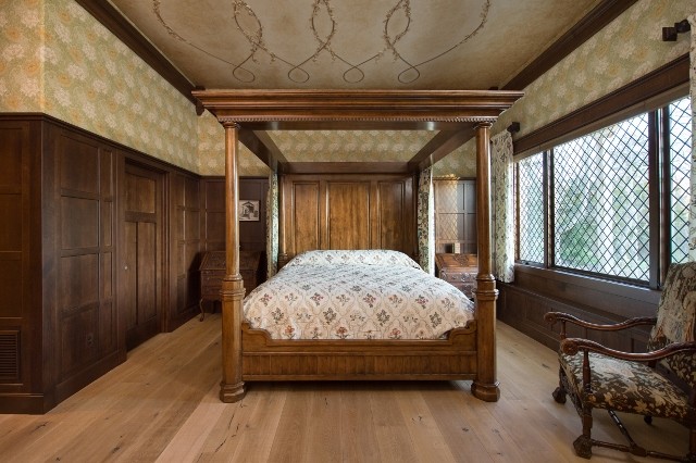 Esempio di una camera da letto classica