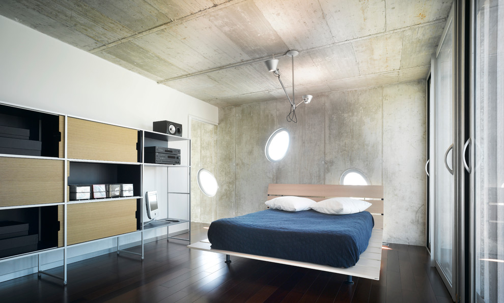 Imagen de habitación de invitados actual de tamaño medio sin chimenea con paredes blancas y suelo de madera oscura