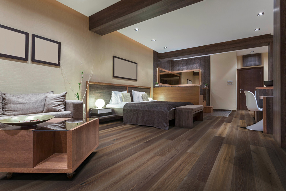 Ejemplo de dormitorio principal minimalista grande sin chimenea con paredes beige, suelo de madera oscura y suelo marrón