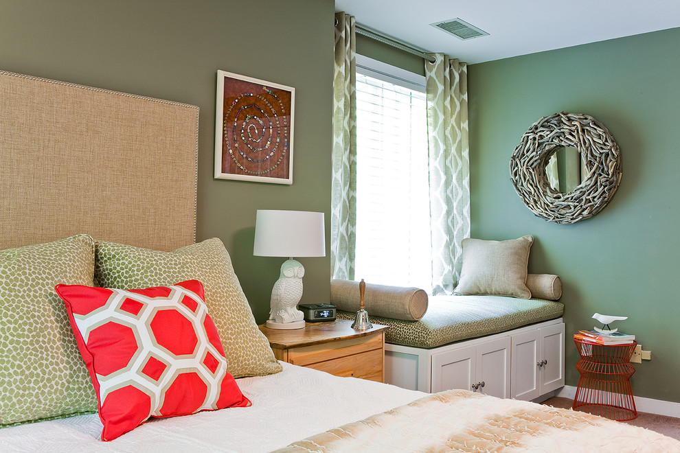 ボストンにある中くらいなトランジショナルスタイルのおしゃれな主寝室 (緑の壁、カーペット敷き、暖炉なし)