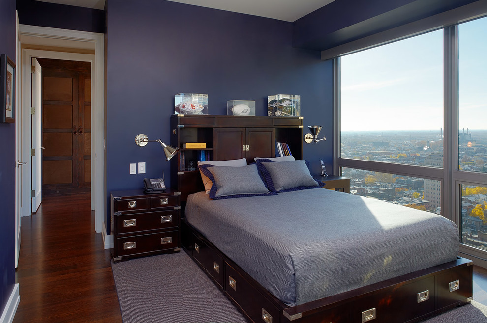 Idee per una camera da letto contemporanea con pareti blu e parquet scuro