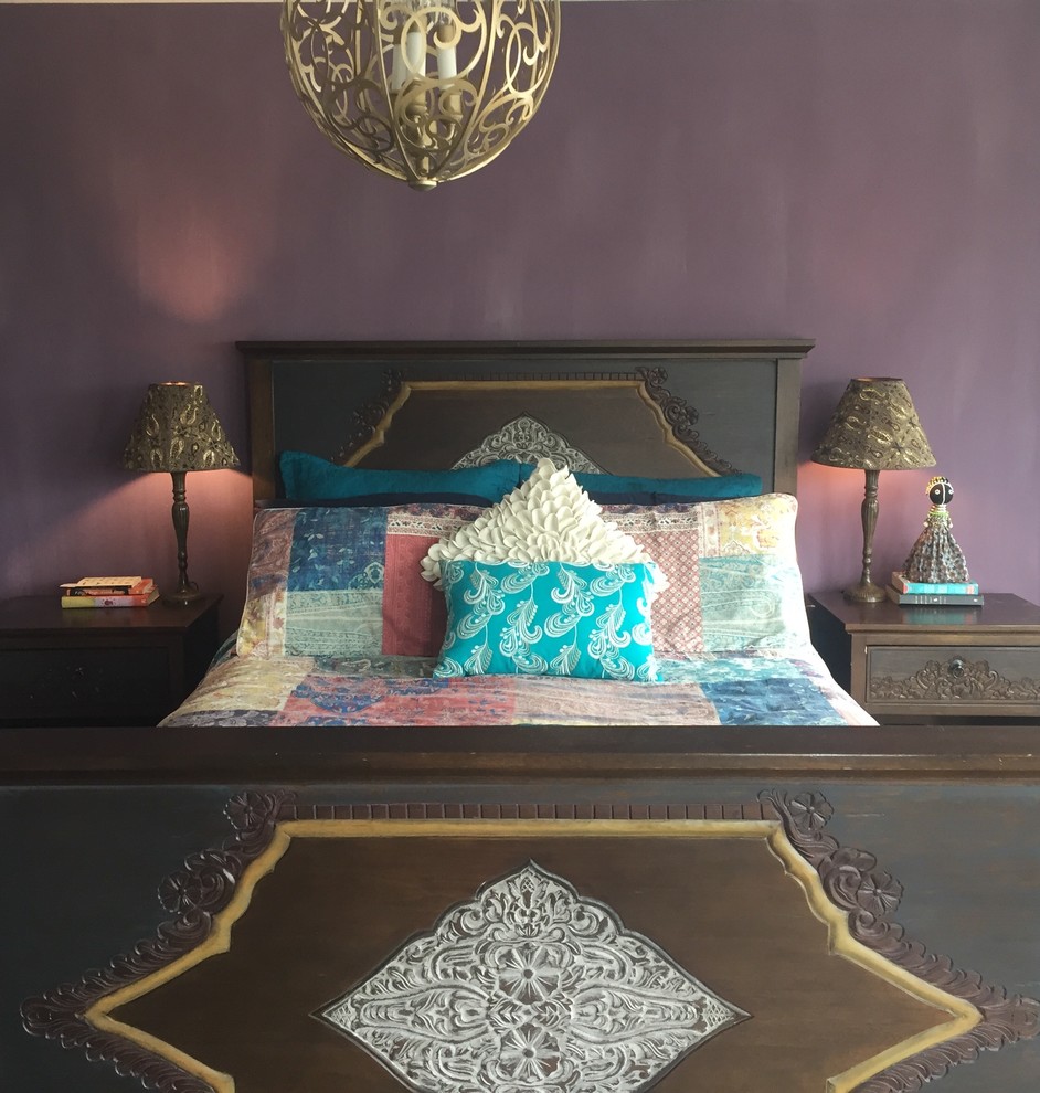 カルガリーにある小さなエクレクティックスタイルのおしゃれな主寝室 (紫の壁、濃色無垢フローリング、暖炉なし、茶色い床) のインテリア