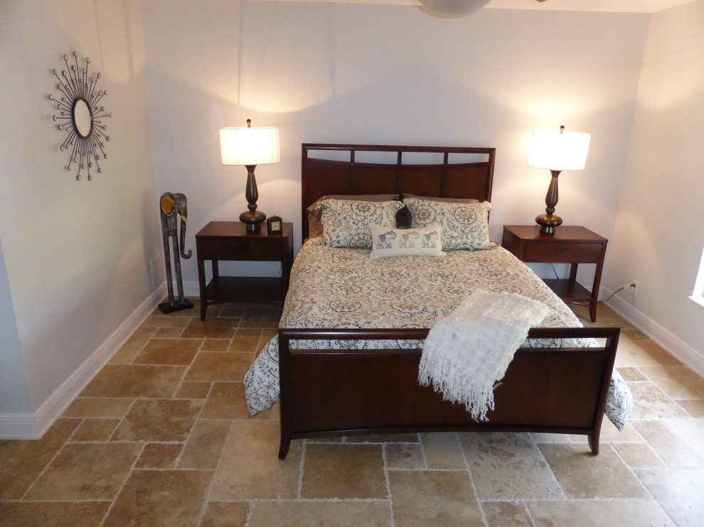 На фото: хозяйская спальня среднего размера в стиле неоклассика (современная классика) с серыми стенами и полом из травертина без камина