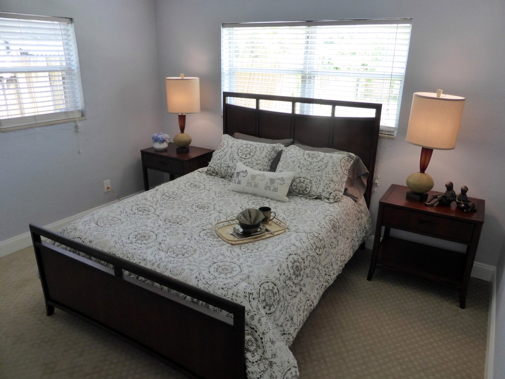 Пример оригинального дизайна: хозяйская спальня среднего размера в стиле неоклассика (современная классика) с серыми стенами и ковровым покрытием без камина