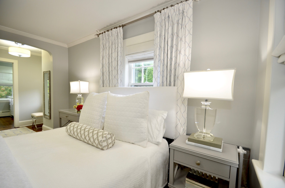 Стильный дизайн: хозяйская спальня среднего размера в стиле неоклассика (современная классика) с серыми стенами, паркетным полом среднего тона и коричневым полом без камина - последний тренд