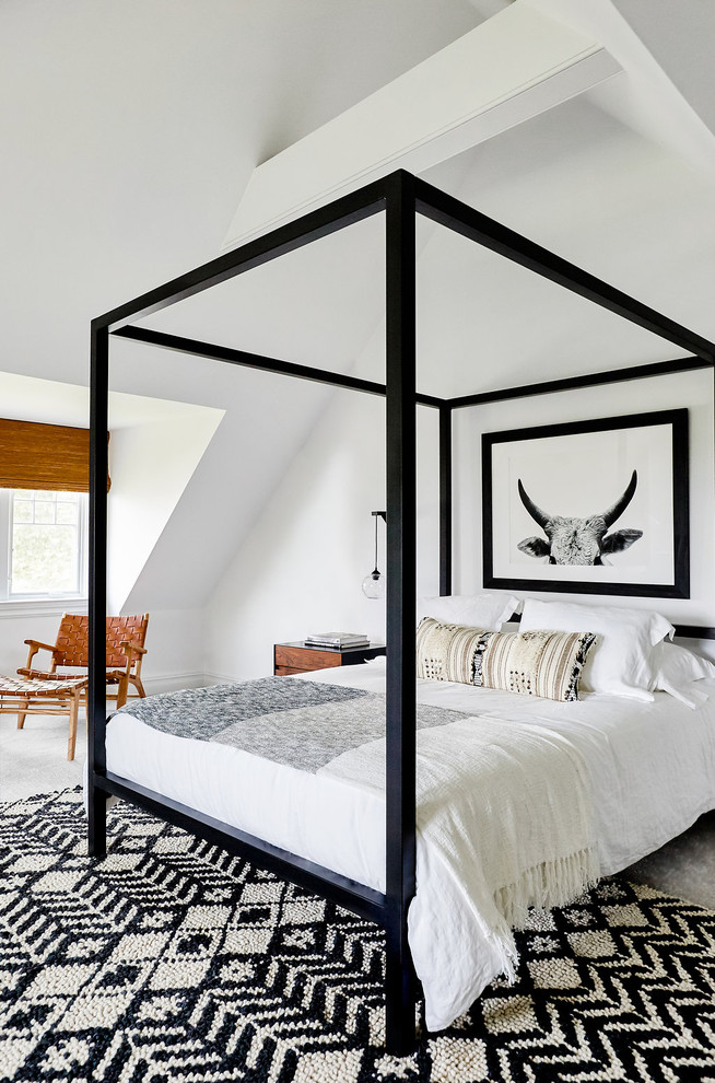 サンタフェスタイルのおしゃれな客用寝室 (白い壁、グレーとブラウン)