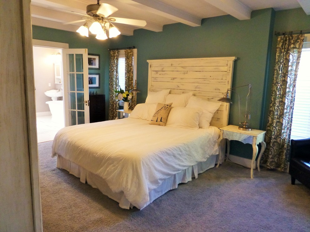 Modelo de dormitorio principal clásico renovado de tamaño medio sin chimenea con paredes verdes y moqueta