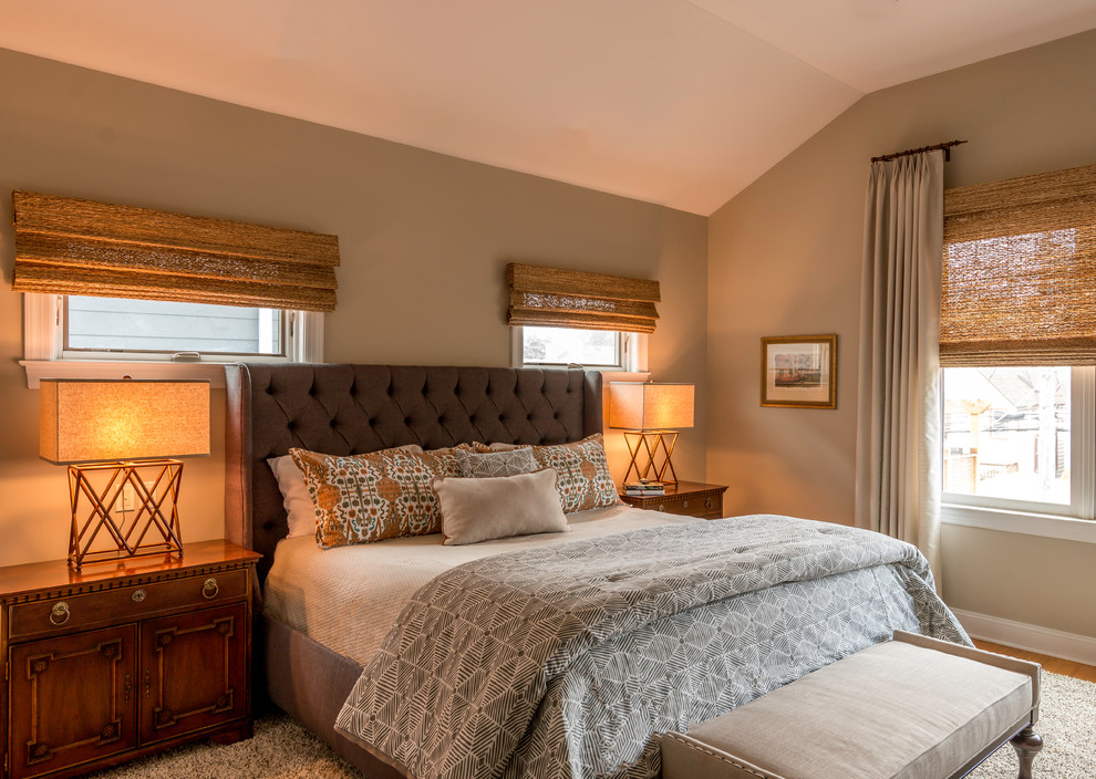 Diseño de dormitorio principal clásico renovado de tamaño medio con paredes beige y suelo de madera en tonos medios