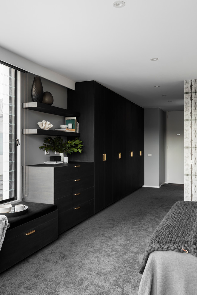 Großes Modernes Hauptschlafzimmer mit grauer Wandfarbe und Teppichboden in Sydney