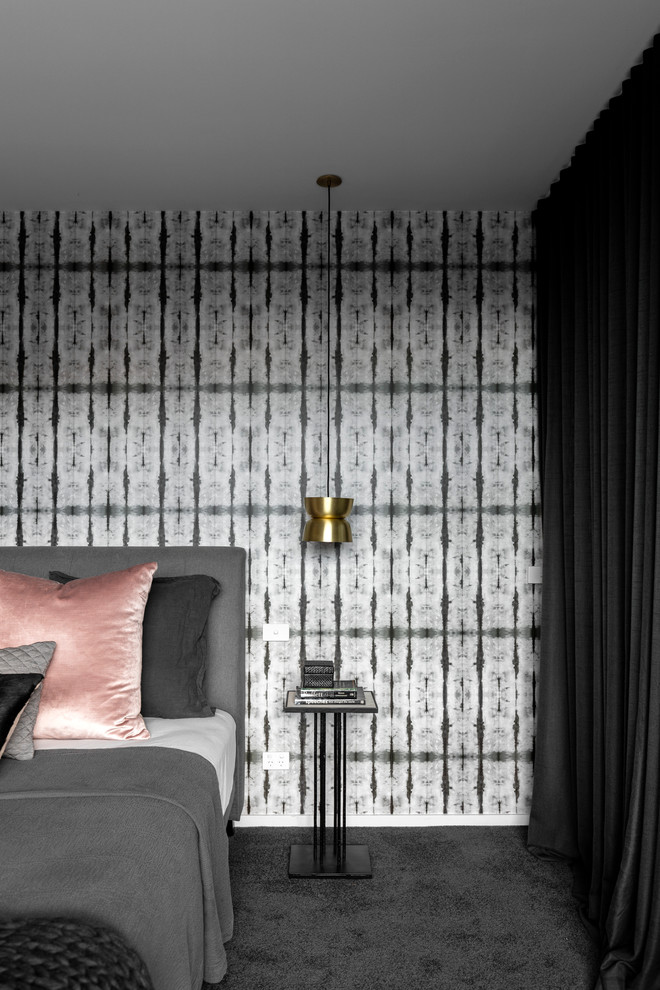 Großes Modernes Hauptschlafzimmer mit grauer Wandfarbe und Teppichboden in Sydney