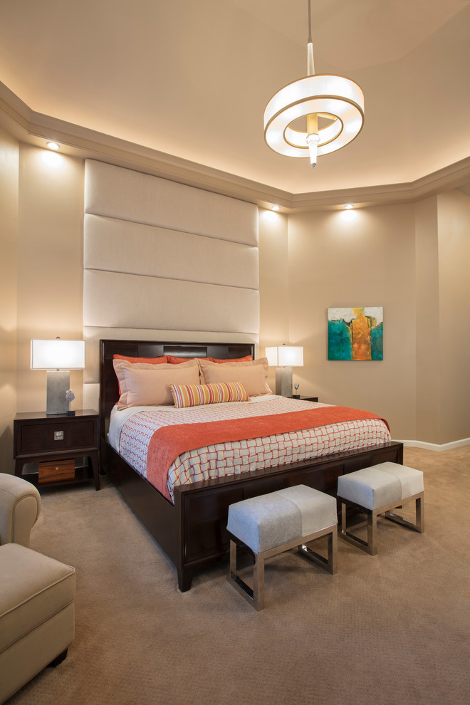 Cette image montre une chambre design de taille moyenne avec un mur beige, une cheminée standard, un manteau de cheminée en bois et un sol beige.